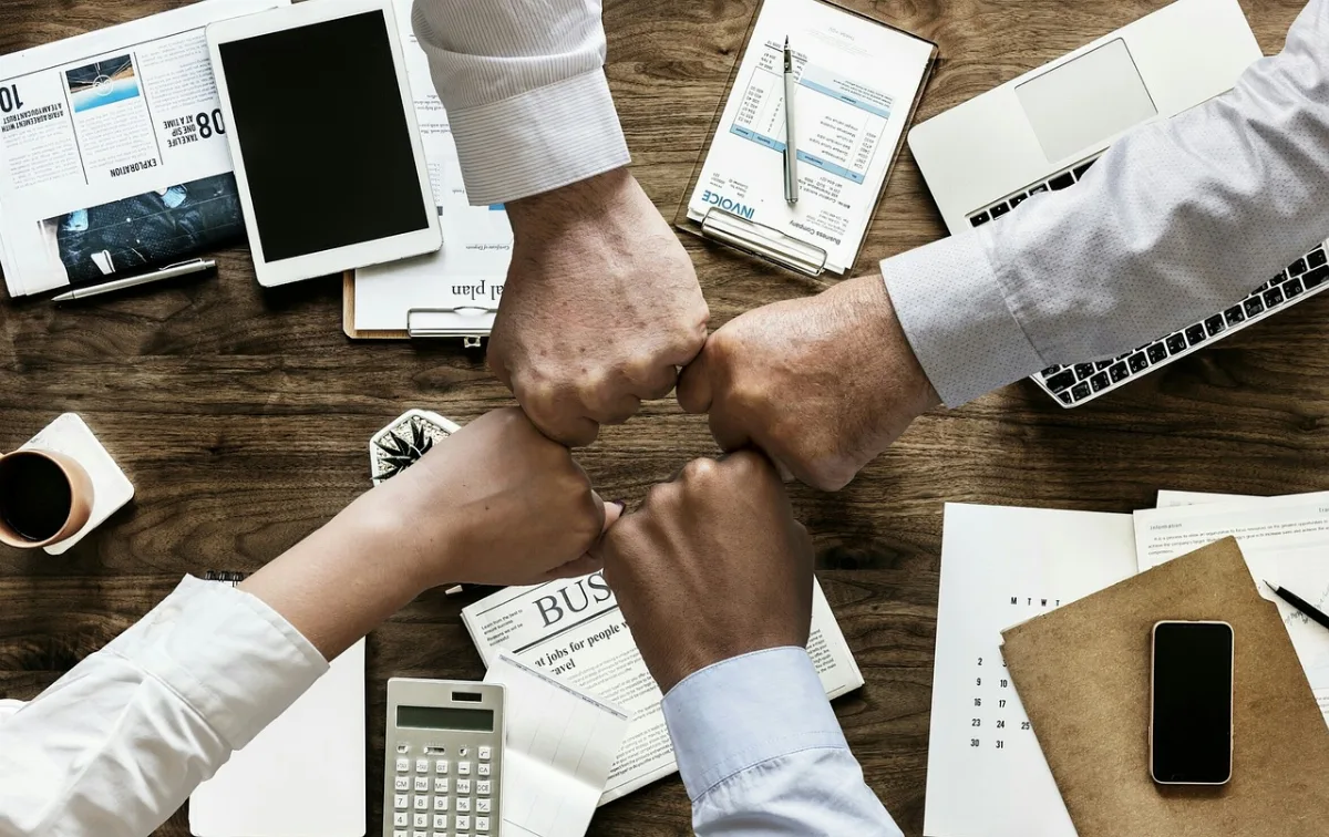 Sesi one-on-one coaching antara manajer dan staf di kantor modern