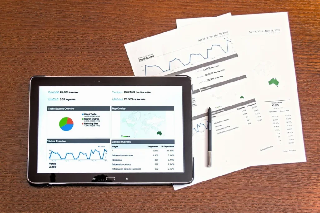 Dua profesional menganalisis data pelatihan dan kinerja tim di meja kerja