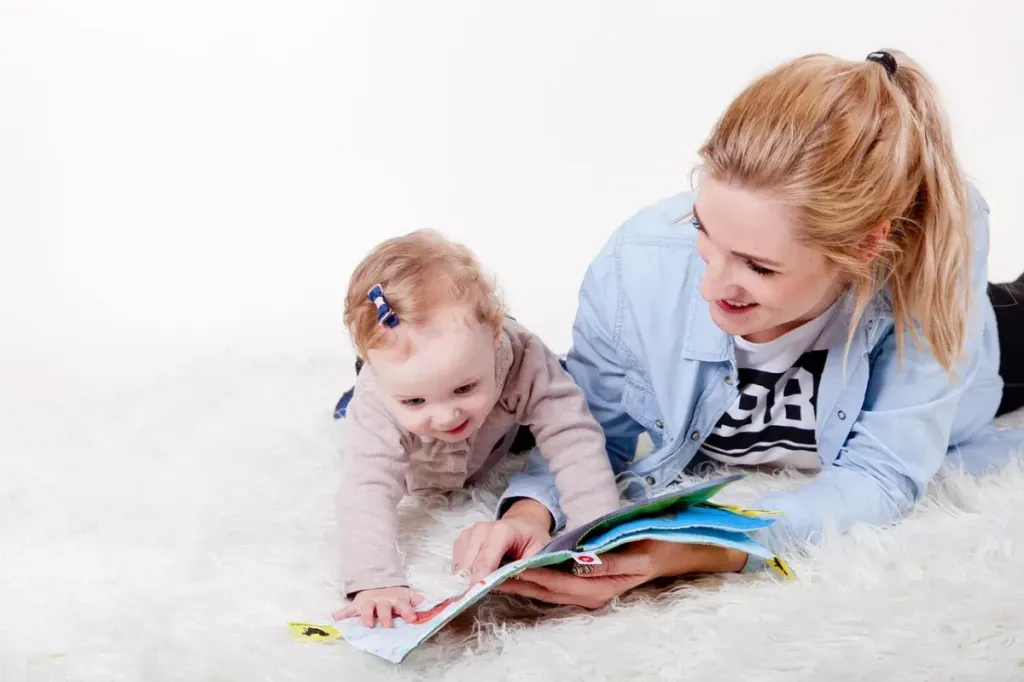 Orang tua dan anak membaca buku bersama dengan suasana rumah yang nyaman