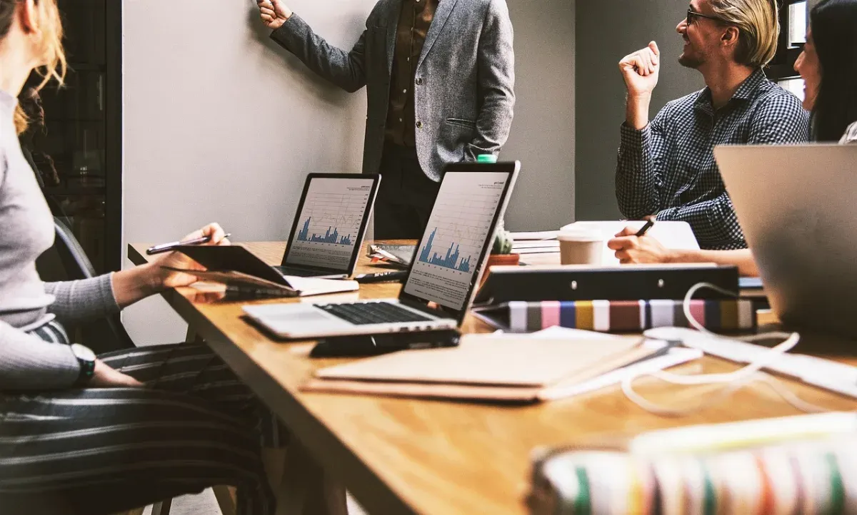 Profesional muda sedang memahami proses bisnis di kantor baru saat onboarding