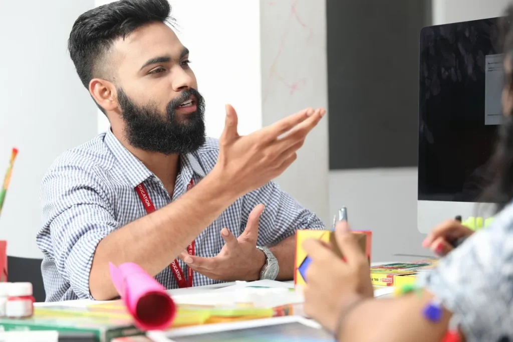 Seorang profesional yang tetap tenang saat berbicara dengan manajernya dalam situasi kerja yang menantang