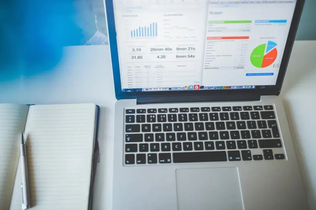 Layar monitor menampilkan grafik analisis data kinerja HR