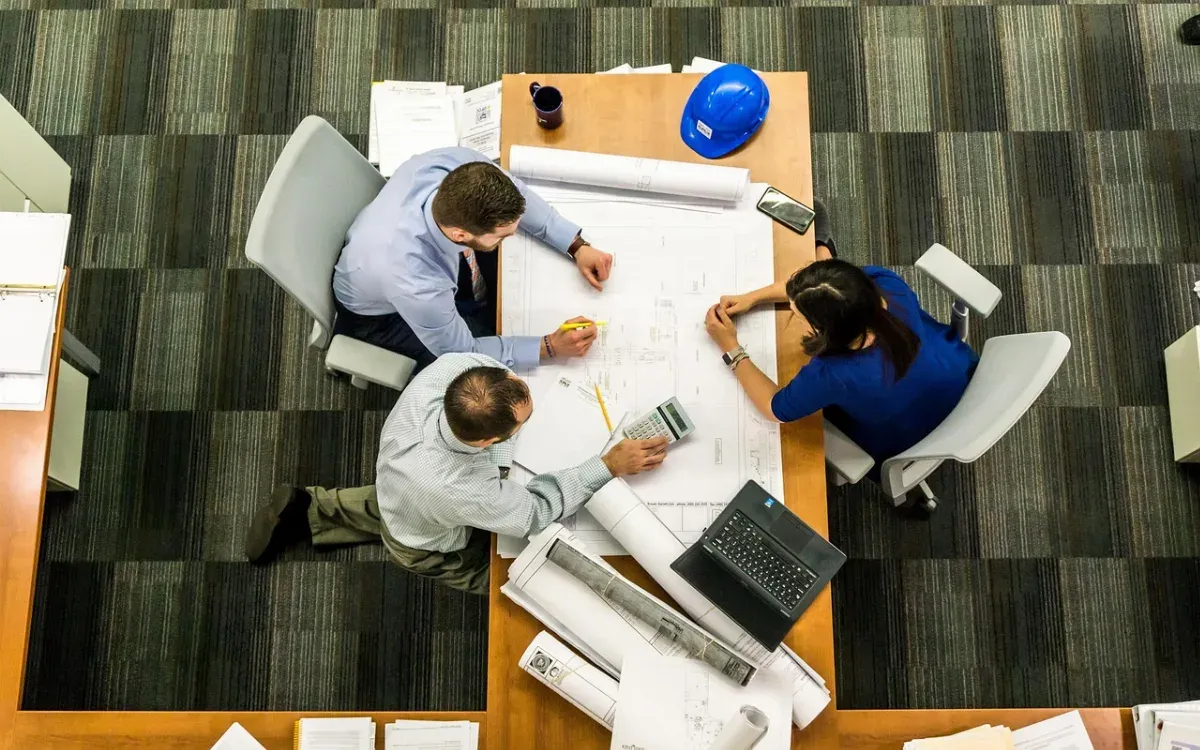 Tim HR profesional berdiskusi menyusun strategi branding di kantor modern