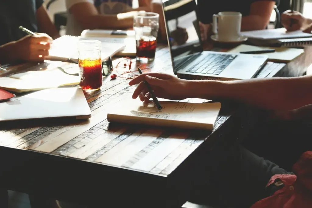 Suasana rapat kantor dengan para karyawan yang berdiskusi secara profesional