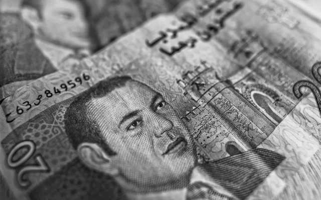Catatan keuangan dan celengan koin di atas meja kerja rapi untuk strategi frugal living