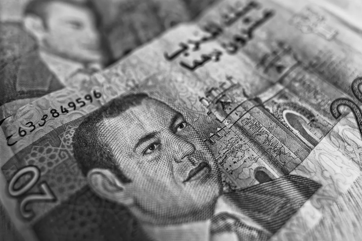 Catatan keuangan dan celengan koin di atas meja kerja rapi untuk strategi frugal living