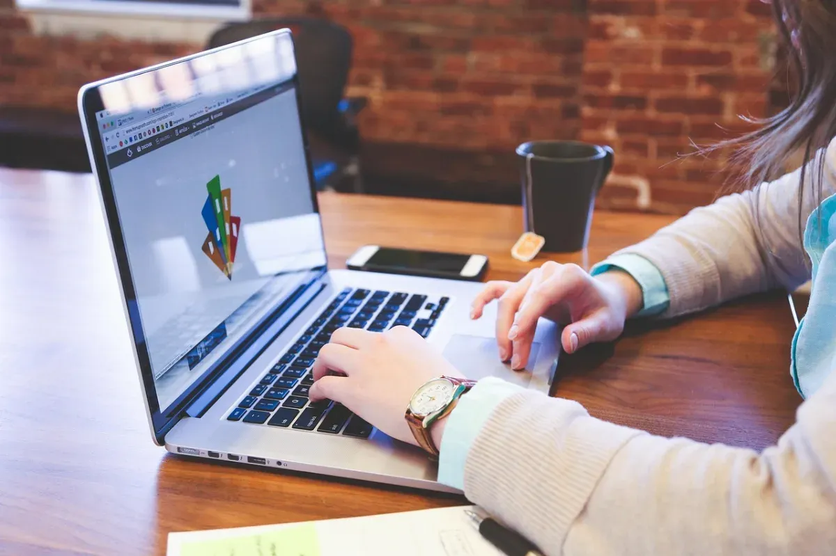Profesional muda berdiskusi secara asertif menggunakan data kapasitas dengan atasan di kantor yang modern