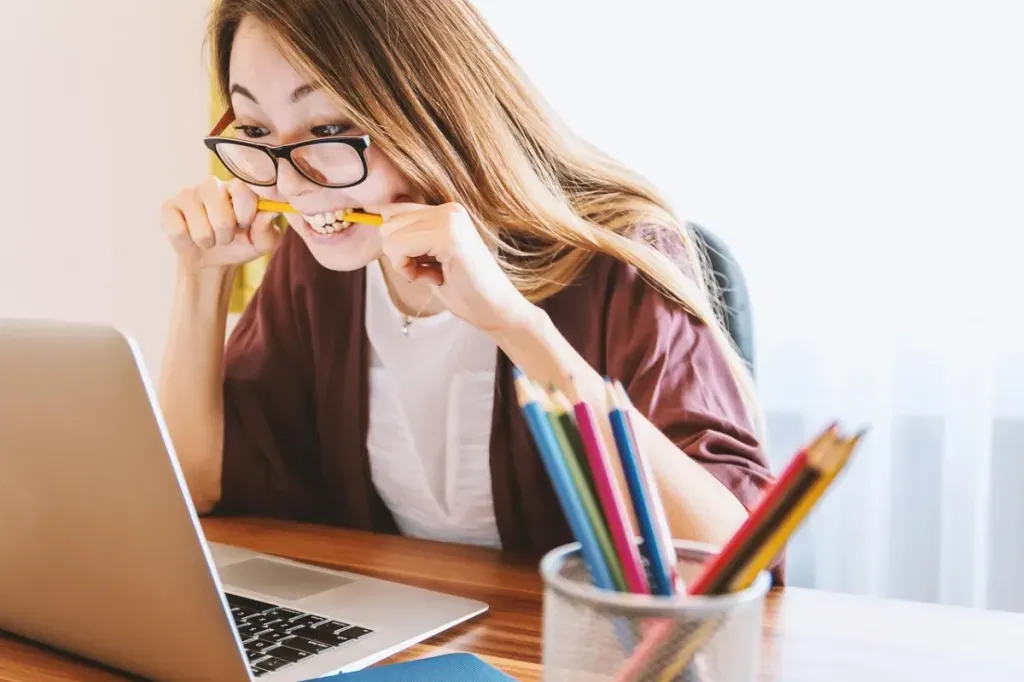 Diskusi kelompok kecil di meja kerja kantor modern yang mewakili dinamika kerja tim